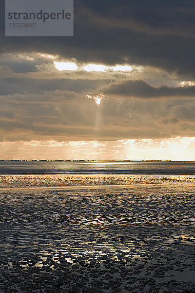 Frankreich  Bourgneuf-Bucht bei Ebbe  Sonnenuntergang im Winter.