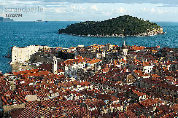 Europa  Kroatien  Dubrovnik Neretva Shire  Dalmatinische Küste  Dubrovnik  die Altstadt mit der Insel Lokrum im Hintergrund