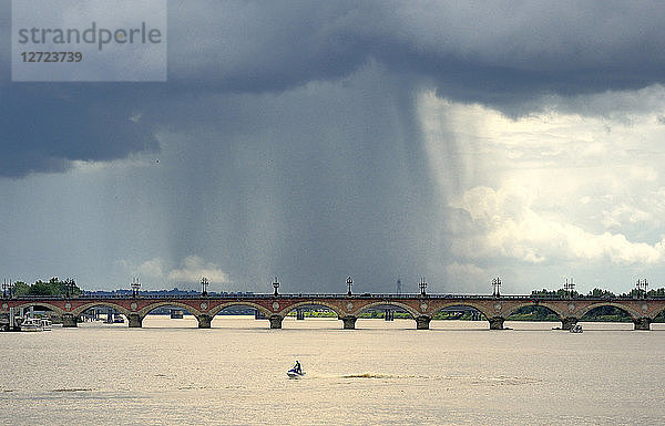 Frankreich  Südwestfrankreich  Bordeaux  Steinbrücke über die Garonne  Niederschlag