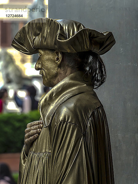 Italien  Toskana  Florenz  verkleidete Figur vor der Uffizien-Galerie