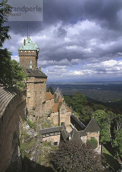 Frankreich  mittelalterliche Burg Haut-Koenigsbourg  Blick von den Festungsmauern auf das Elsass-Tal