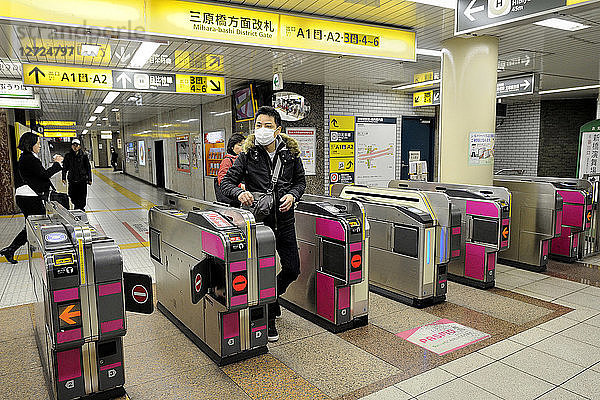 Japan  Tokio  automatische Schranken in der U-Bahn
