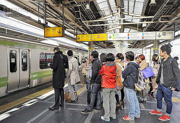 Japan  Tokio  Japaner auf dem Bahnsteig der U-Bahn