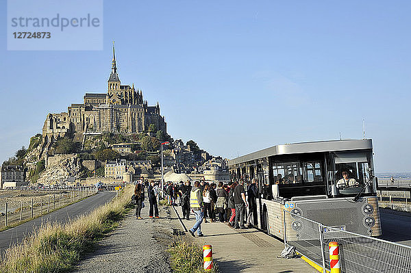 Frankreich  Region Basse-Normandie  Departement Manche  Mont St-Michel  kostenloser Pendelbus zwischen dem Denkmal und dem Parkplatz.