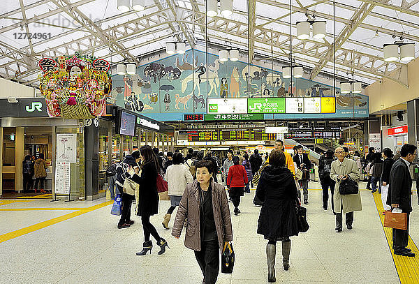 Japan  Tokio  Halle der U-Bahn in Shinjuku