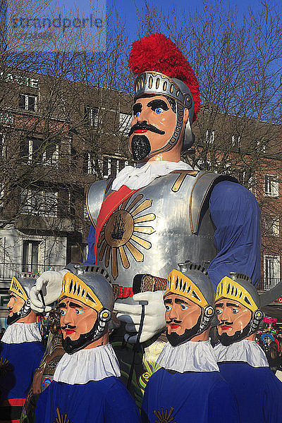 Frankreich  Dunkerque. Reuze papa''  der Riese und seine Familie wachen über die Menschen  die während des Karnevals umherziehen.