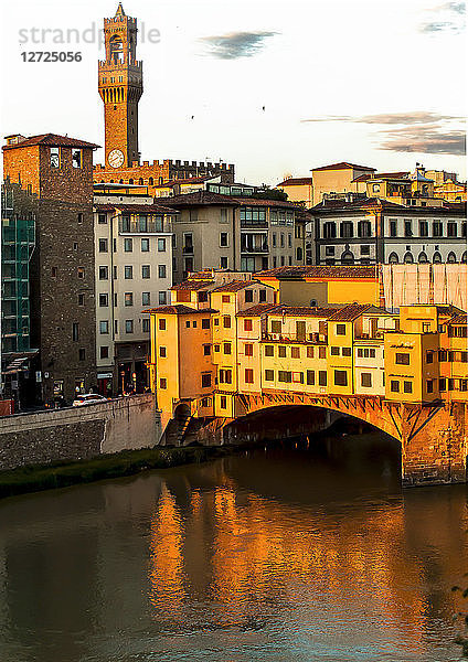 Italien  Toskana  Florenz  Ponte Vecchio und Sonnenuntergang