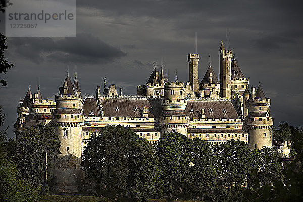 Frankreich  Schloss Pieerefons  Gesamtansicht der Westfassade an einem stürmischen Abend.