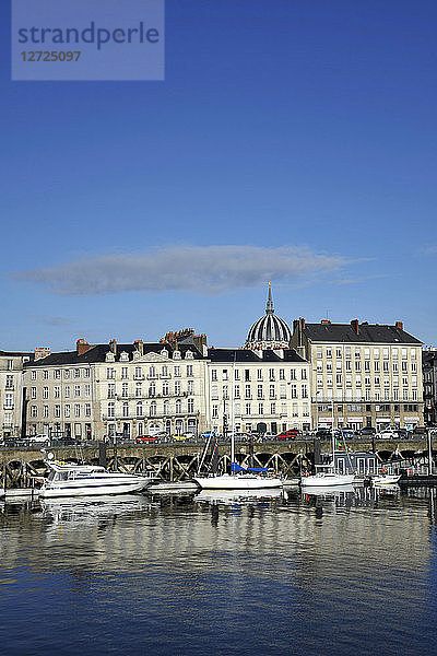 Frankreich  Region Pays de la Loire  Departement Loire-Atlantique  Stadt Nantes  Gebäude am Hafen von La Fosse an der Loire von der Insel Nantes aus gesehen.