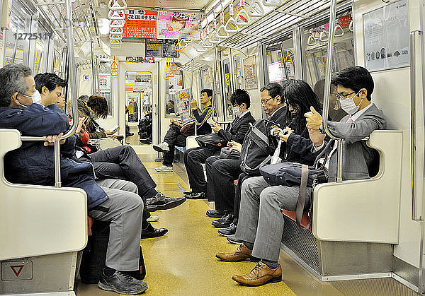 Japan  Tokio  Japaner in einem U-Bahn-Zug