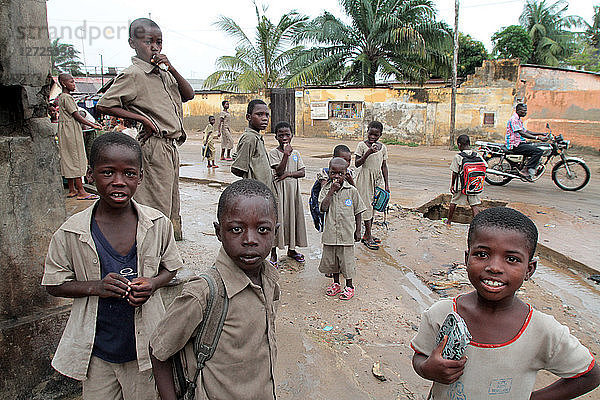 Togolesische Schulkinder in der Freizeit. Grundschule Adjalle. Lome. Togo.