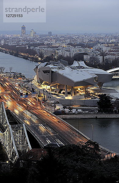 Frankreich  Südostfrankreich  Lyon  Musee des Confluences  (Architekt Coop Himmel)  allgemeine Luftaufnahme mit der Autobahn A7 im Vordergrund  bei Nacht. Obligatorischer Kredit: Architekt Coop Himmel