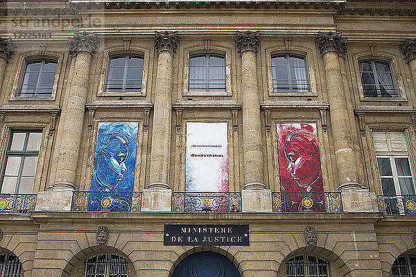 Frankreich  Paris  Place vendome  Fassade des Justizministeriums: ''Bringbackourgirls'' zur Erinnerung an die 270 Schulmädchen  die im April 2014 von Boko Haram entführt wurden''