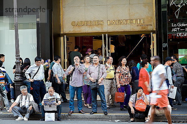 Frankreich  Paris  Chinesische Touristen warten vor dem Kaufhaus Galeries Lafayette