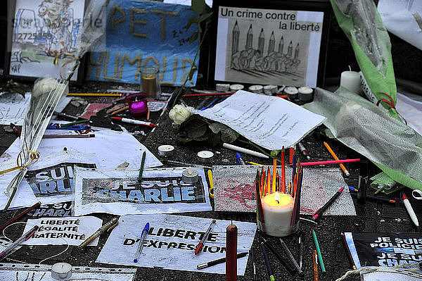 Frankreich  Stadt Nantes  Installation auf der Straße zum Gedenken an die Opfer nach dem Terroranschlag auf die Zeitung Charlie Hebdo in Paris.