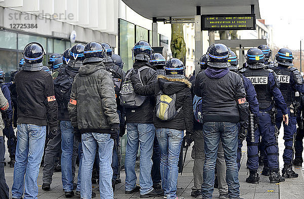 Frankreich  Stadt Nantes  Unruhen während einer Demonstration gegen Polizeibrutalität nach dem Tod eines jungen französischen Aktivisten  französische Polizei im Einsatz.