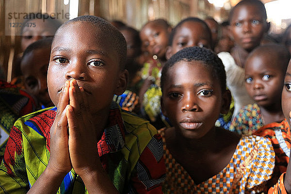 Versammlung. Messe am Sonntagmorgen. Katholische Gemeinde von Koroma. Agbonou Koeroma. Togo.