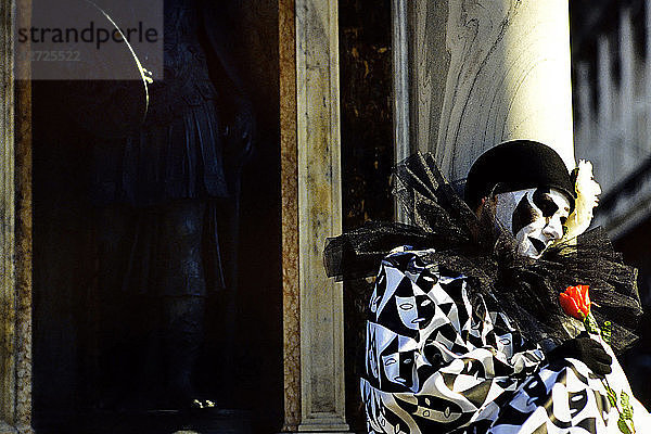 Europa  Italien  Karneval in Venedig. Pierrot lehnt an einer Säule und hält eine Rose.
