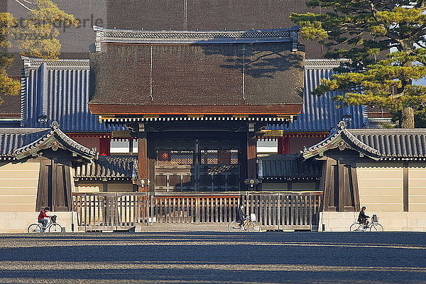 Japan  Kyoto-Zentrum  Kaiserpalast Kyoto  frühmorgendliches Sonnenlicht  das das Kenreimon-Tor beleuchtet