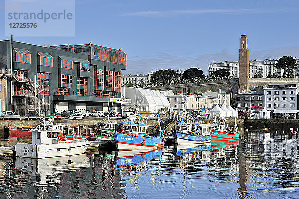 Frankreich  Nordwestfrankreich  Bretagne  Brest  Konzertsaal und Fischereischiffe