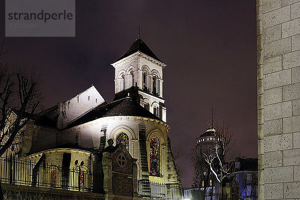 Paris  18. Bezirk  Montmartre  Kirche Saint Pierre de Montmartre bei Nacht Das Wasserschloss im Hintergrund.