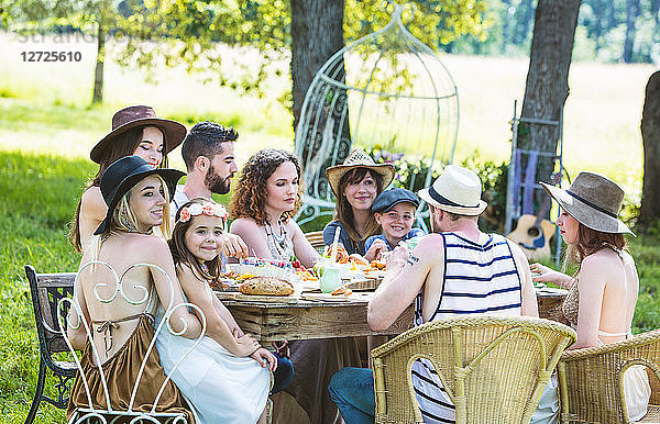Eine Gruppe junger Leute sitzt bei einem Brunch auf dem Land. Obligatorischer Kredit: Design culinaire : food-design-studio.fr