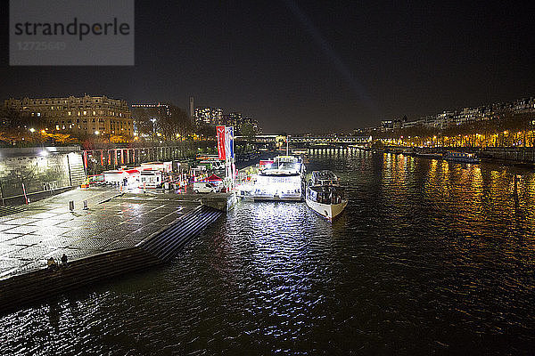 Nächtlicher Blick auf die Quais von Paris mit fliegenden Booten.