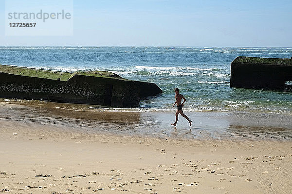 Jogger beim Laufen am Strand von Cap Ferret  Frankreich