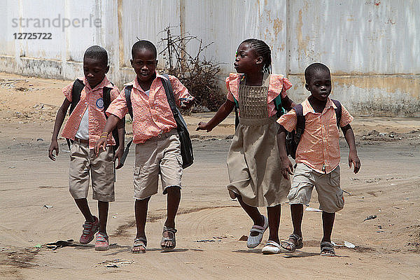 Togolesische Schulkinder auf dem Weg zur Schule. Lome. Togo.