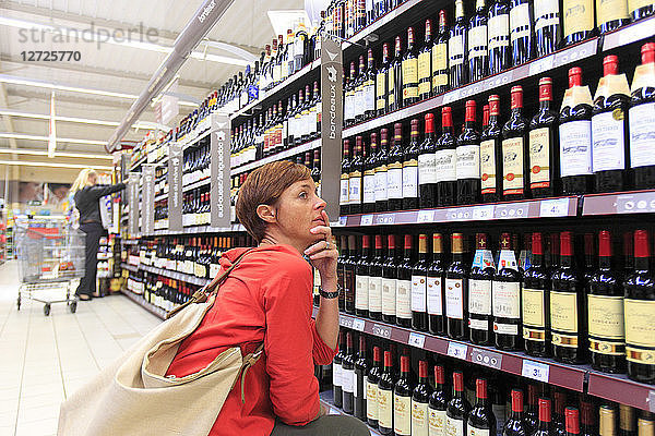 Frankreich  Frau in einem Supermarkt während einer Weinmesse.