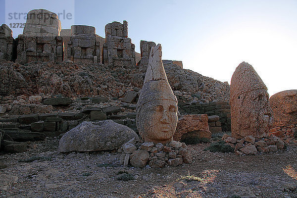 Türkei  Provinz Adiyaman  Nationalpark Nemrut dagi  Berg Nemrut  Mausoleum des 1. Antiochos (UNESCO-Welterbe)  Ostterrasse
