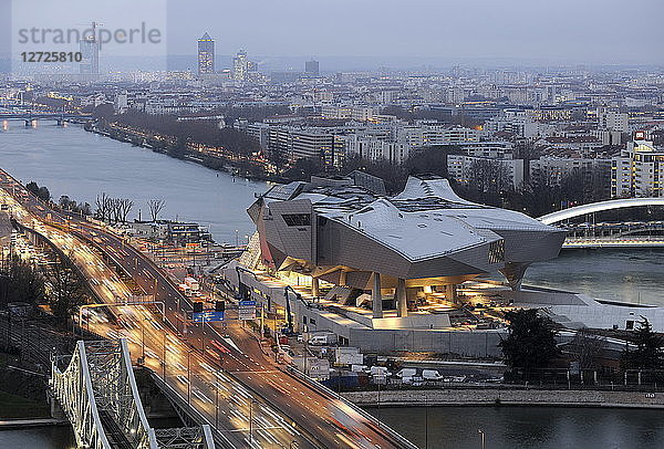 Frankreich  Südostfrankreich  Lyon  Musee des Confluences  (Architekt Coop Himmel)  allgemeine Luftaufnahme mit der Autobahn A7 im Vordergrund  bei Nacht. Obligatorischer Kredit: Architekt Coop Himmel