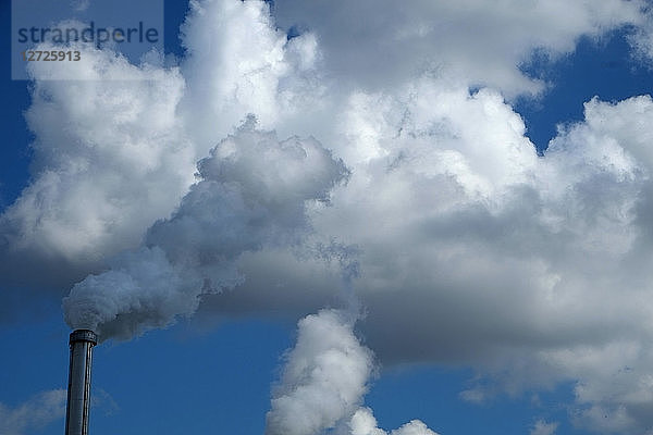 Rauch aus der Verbrennungsanlage in Ivry sur Seine vermischt sich mit Wolken