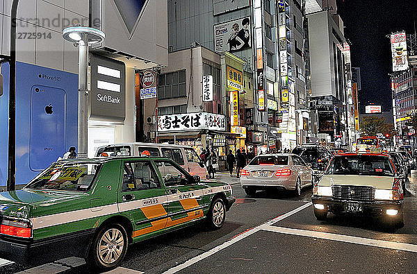 Japan  Tokio  Taxifahrer in einer Straße des Stadtteils Shibuya