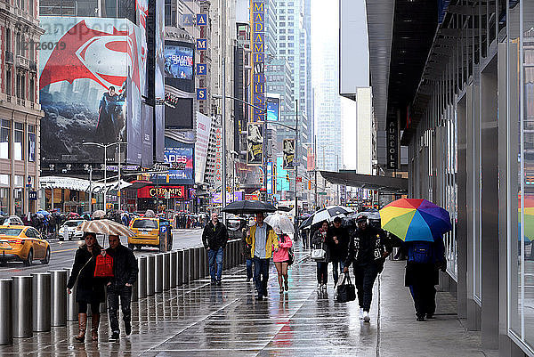 Fußgänger mit Regenschirm auf der 28. Straße  Manhattan  New-York City  USA