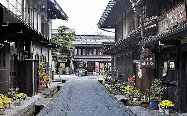 Japan  Einkaufsstraße im historischen Zentrum von Takayama