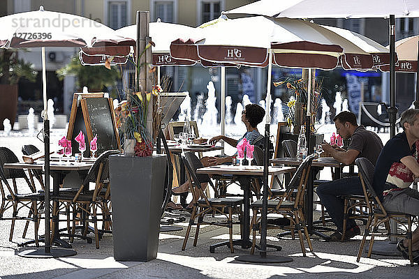 Frankreich   Rhon-Alpen  Tain l'Hermitge   Platz Taurobole   Restaurantterrasse mit Tischen   Campingstühlen   Sonnenschirmen
