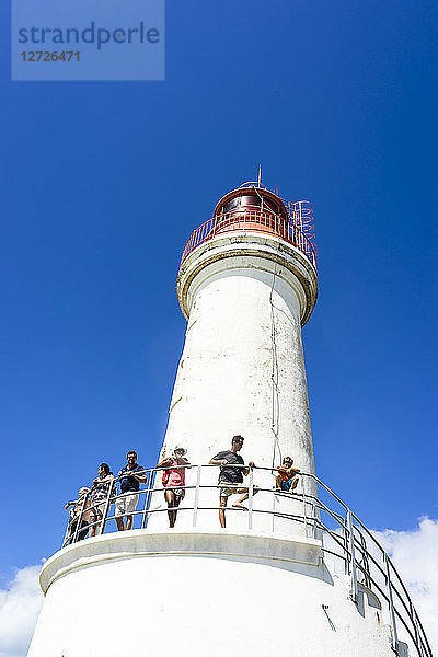 Eine Gruppe von Menschen auf dem Leuchtturm  Insel Gosier  Guadeloupe  Frankreich