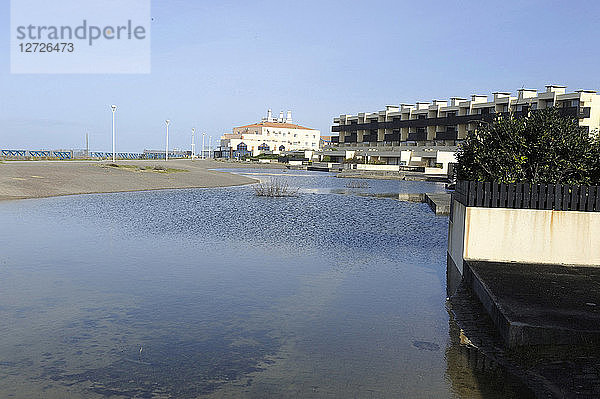 Frankreich  Südwestfrankreich  Lacanau ocean  Überschwemmung (Januar-Februar 2014) vor den Gebäuden an der Strandpromenade