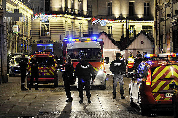 Frankreich  Nantes  ein Auto krachte in die Menschenmenge auf dem Weihnachtsmarkt  Polizei und Feuerwehr im Einsatz  Hilfe vor Ort.