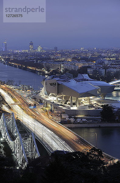 Frankreich  Südostfrankreich  Lyon  Musee des Confluences  (Architekt Coop Himmel)  allgemeine Luftaufnahme mit der Autobahn A7 im Vordergrund  bei Nacht. Obligatorischer Kredit: Architekt Coop Himmel