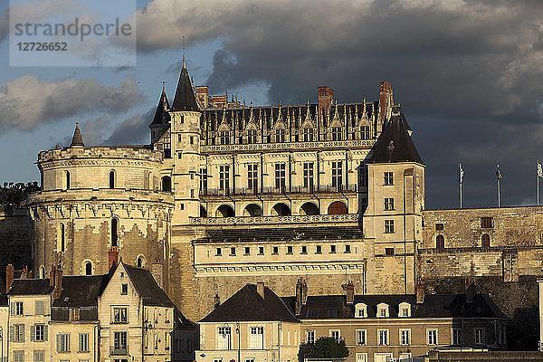 Frankreich  Schloss Amboise mit den Festungsmauern und dem Turm