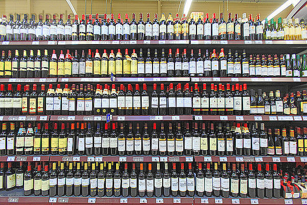 Frankreich  Weinabteilung im Supermarkt.