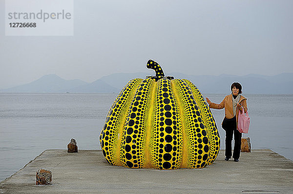 Japan  Insel Naoshima  Riesenskulptur eines Kürbisses der japanischen Künstlerin Yayoi Kusawa