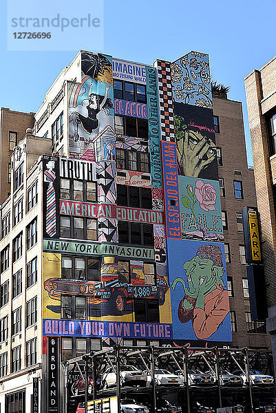 Gebäude mit Straßenkunst und Autoschau  Manhattan  New-York City  USA