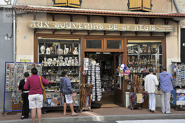 Frankreich  Region Rhône-Alpes  Departement Ardeche  Dorf Lalouvesc  Schaufenster eines Souvenirladens  Wallfahrtsort von St. Regis.