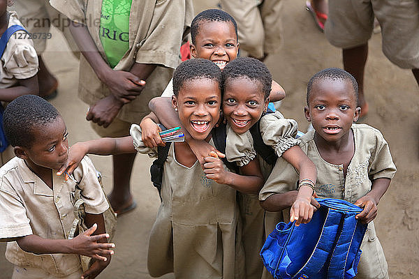 Togolesische Schulkinder in der Freizeit. Grundschule Adjalle. Lome. Togo.