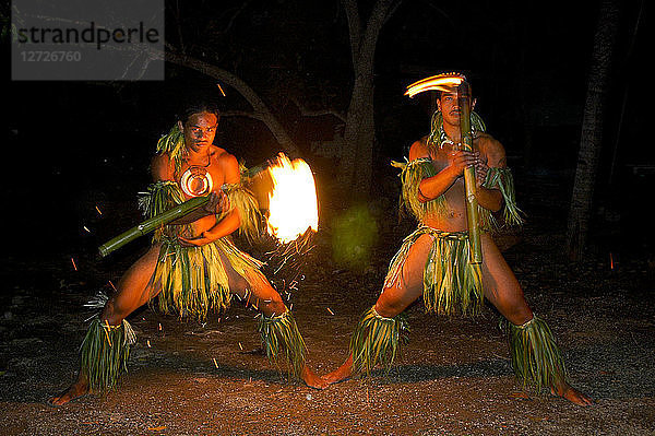Ozeanien  Französisch-Polynesien  die Marquesas-Inseln  die Insel Ua Pou  das Dorf Hakahetau  der Haka-Tanz  der traditionelle Kriegstanz der Marquesas