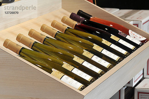 Elsässer Weinflaschen in einer Kiste  Elsass  Frankreich