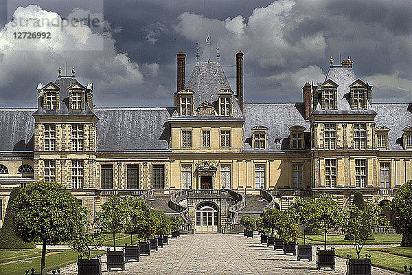 Gesamtansicht des Schlosses Fontainebleau  Hauptgang und Haupttreppe